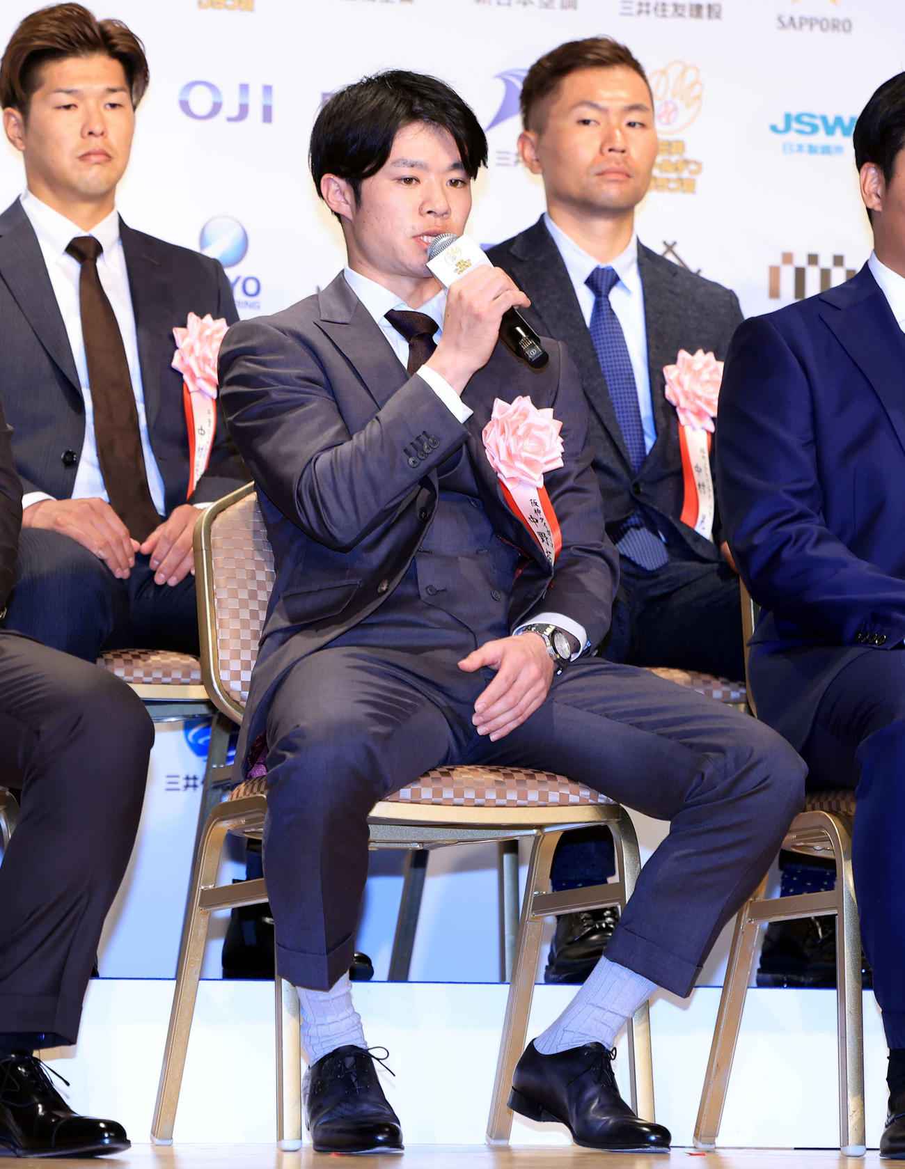 三井ゴールデン・グラブ賞表彰式で思いを語る阪神中野（撮影・浅見桂子）