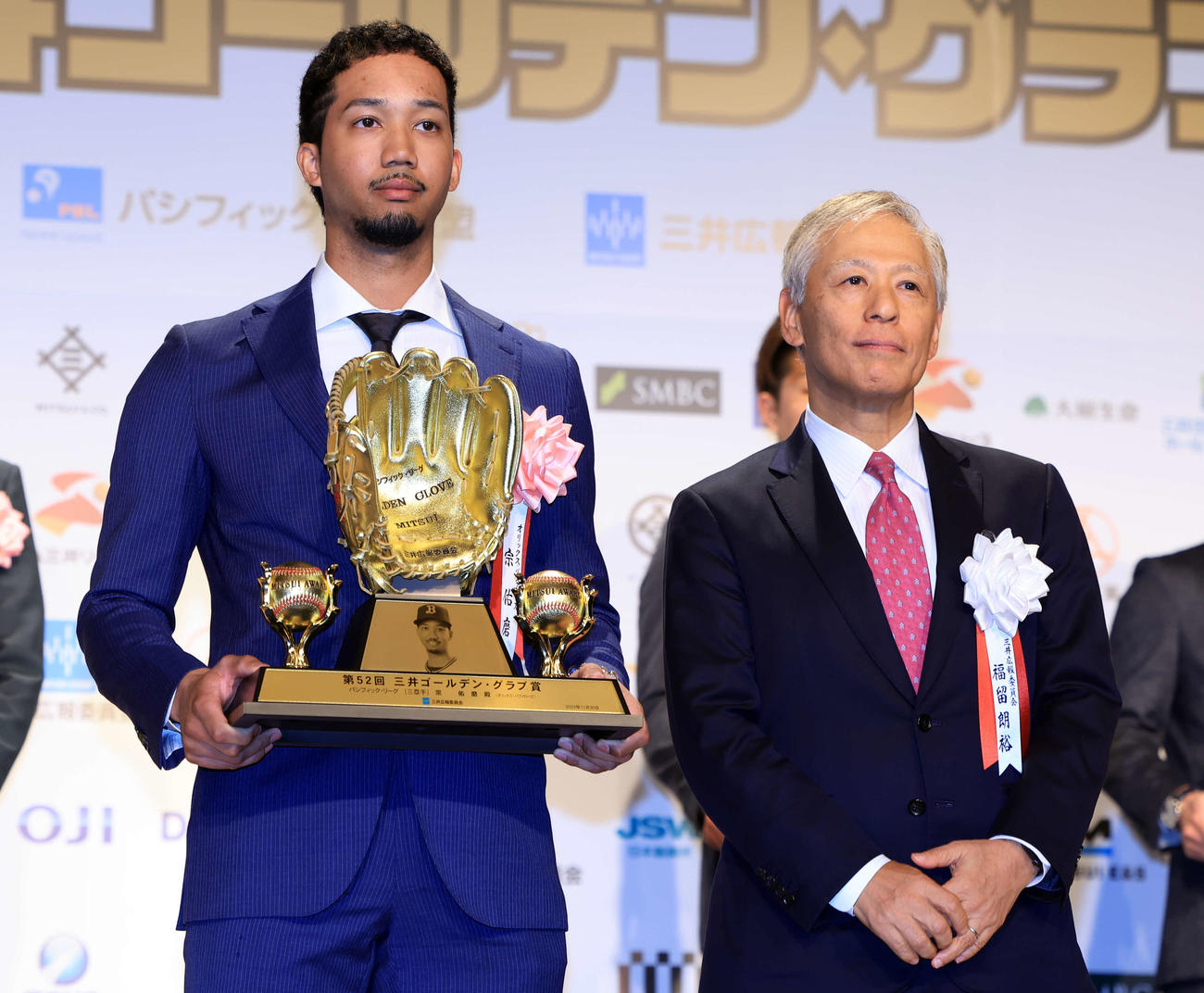 三井ゴールデン・グラブ賞表彰式で受賞したオリックス宗（左）。右はプレゼンターの福留朗裕氏（撮影・浅見桂子）