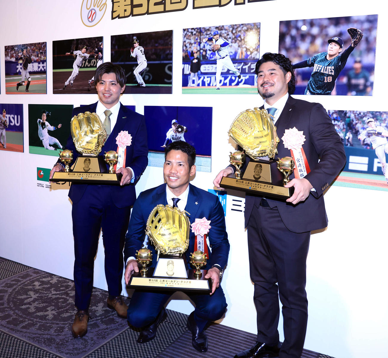 三井ゴールデン・グラブ賞表彰式で、笑顔で記念撮影するDeNA東（左）、桑原（中央）、宮崎（撮影・浅見桂子）