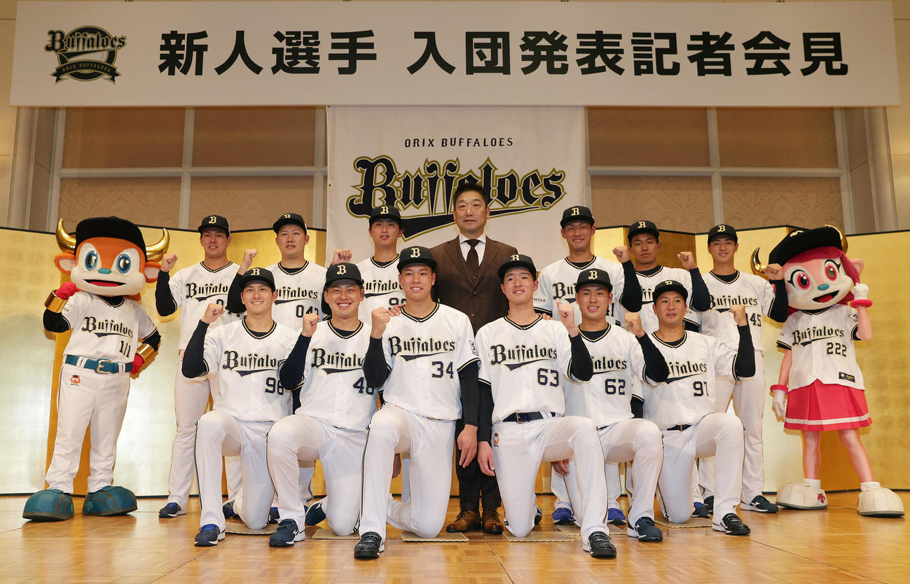 オリックス新人入団会見が行われ、中嶋監督（中央）を中心にポーズをとる新人選手たち。前列左から高島、東松、横山、河内、堀、古田島。後方左から芦田、大江、権田、寿賀、宮国、河野（撮影・前田充）