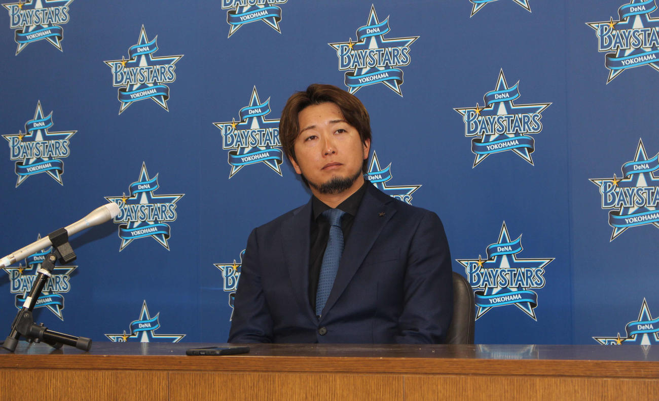 契約更改交渉に臨み、サインしたDeNA三嶋（撮影・久保賢吾）