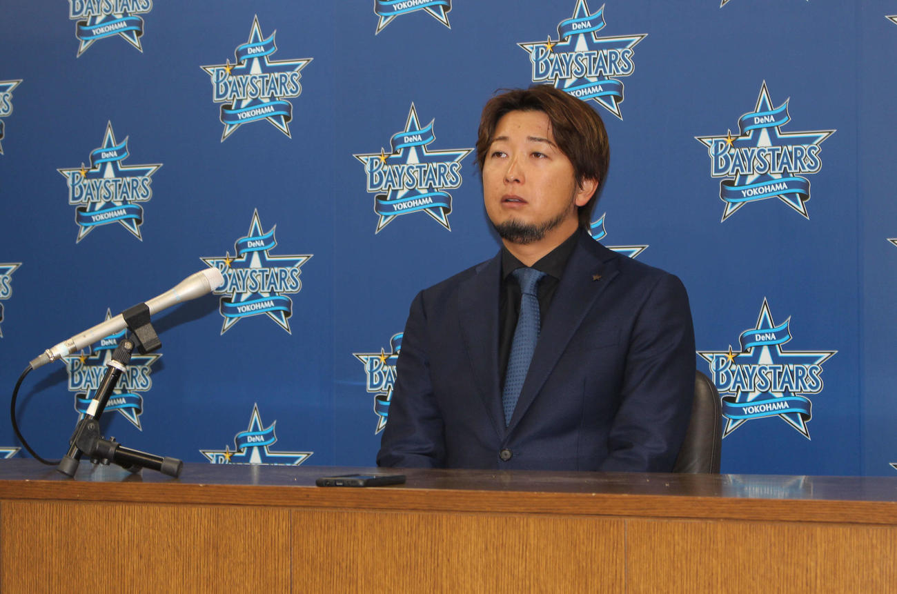 契約更改交渉に臨み、サインしたDeNA三嶋（撮影・久保賢吾）