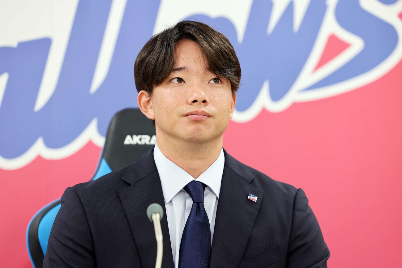 契約更改を終え記者会見を行うヤクルト木沢（撮影・鈴木正人）