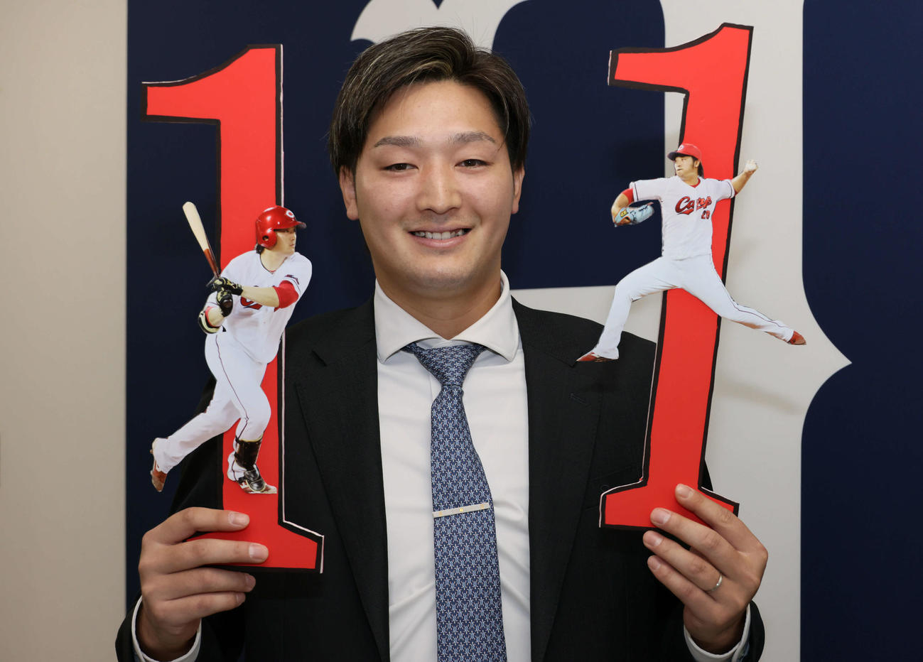 投打にわたる活躍で11勝をあげ、倍増の推定1億円で契約更改した広島床田（撮影・加藤孝規）