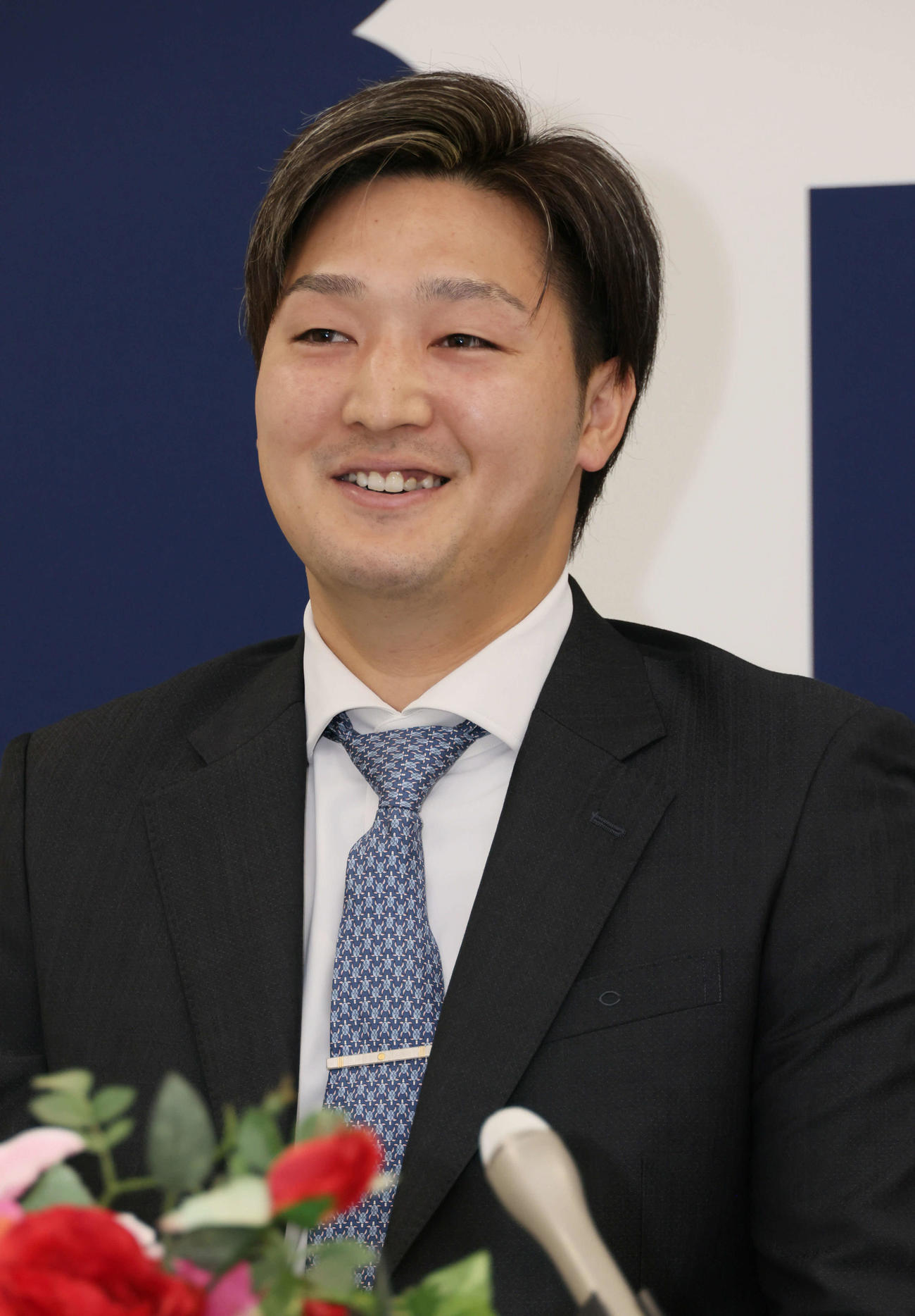 倍増の推定1億円で契約更改後、会見する広島床田（撮影・加藤孝規）