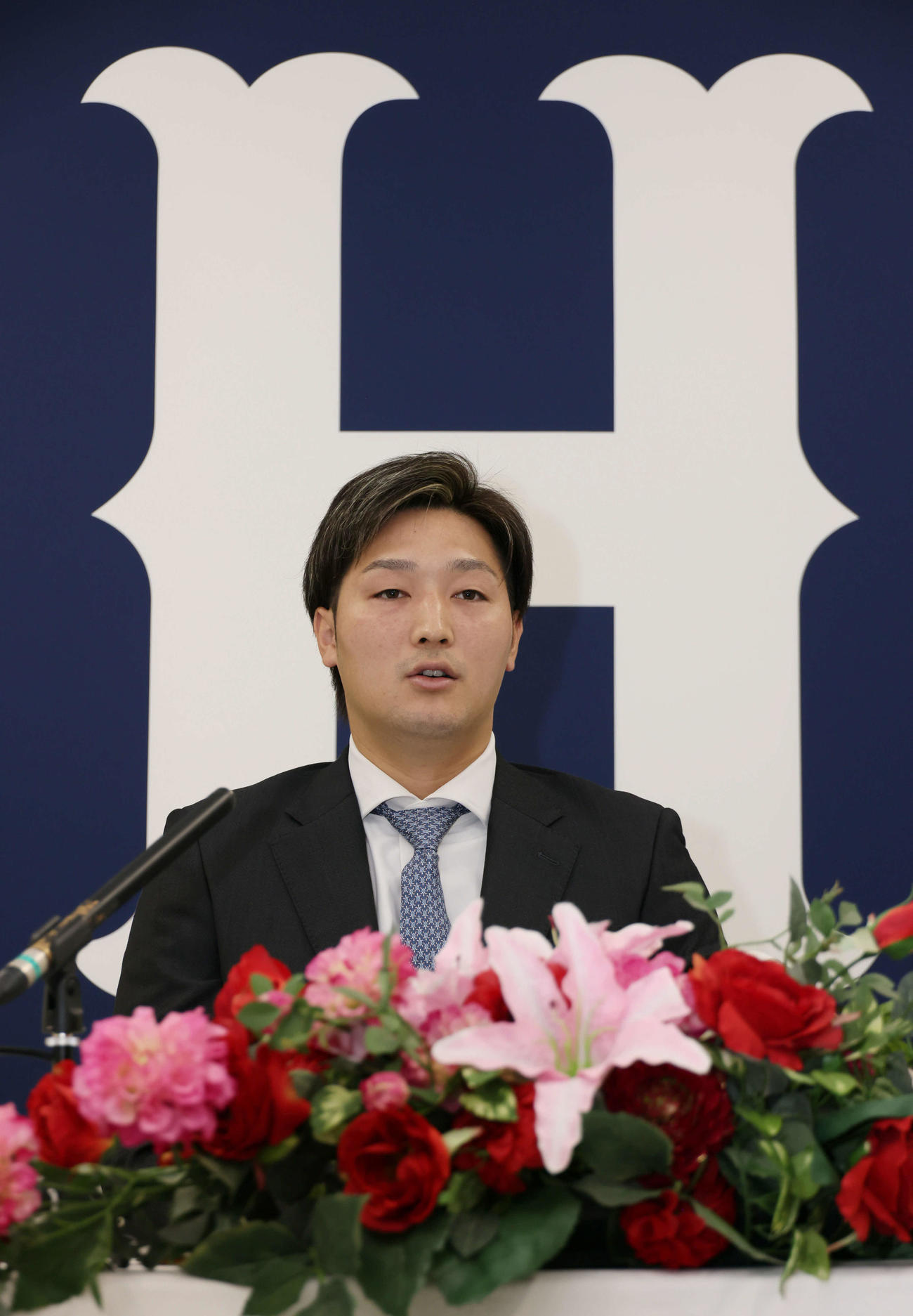 倍増の推定1億円で契約更改後、会見する広島床田（撮影・加藤孝規）