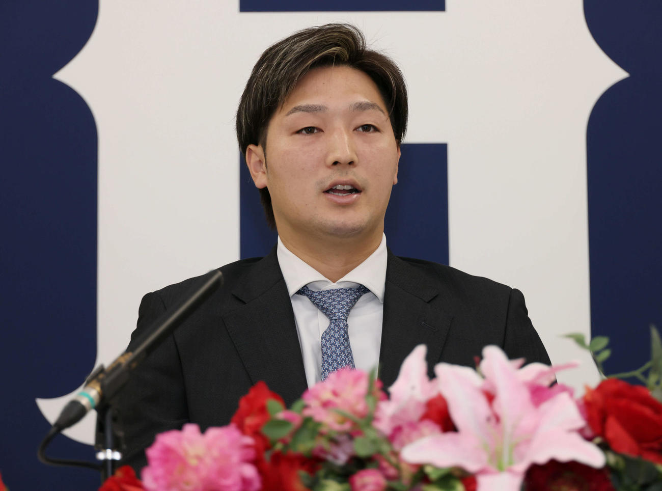 倍増の推定1億円で契約更改後、会見する広島床田（撮影・加藤孝規）