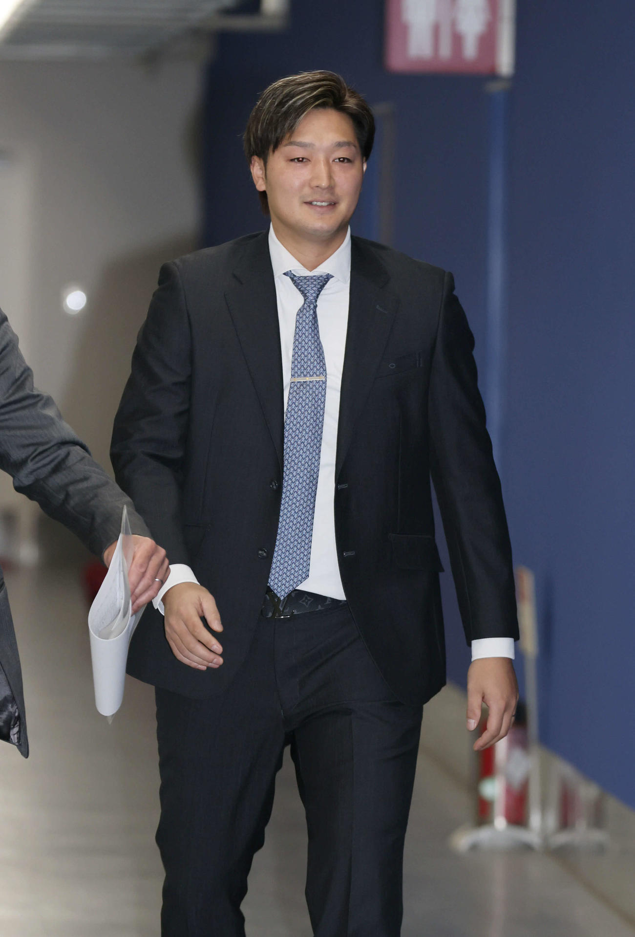 契約更改交渉に向かう広島床田（撮影・加藤孝規）