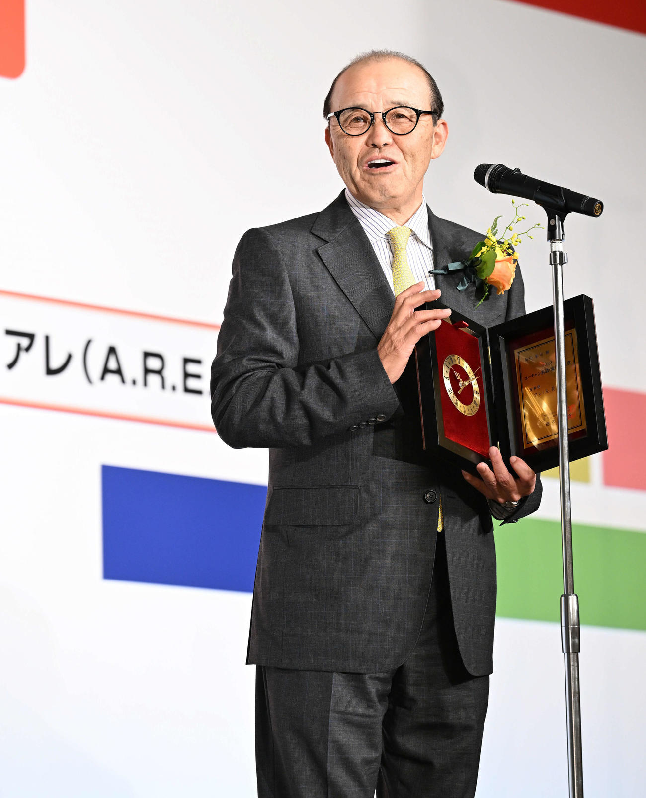2023ユーキャン新語・流行語大賞発表・表彰式で笑顔であいさつする阪神岡田監督（撮影・滝沢徹郎）