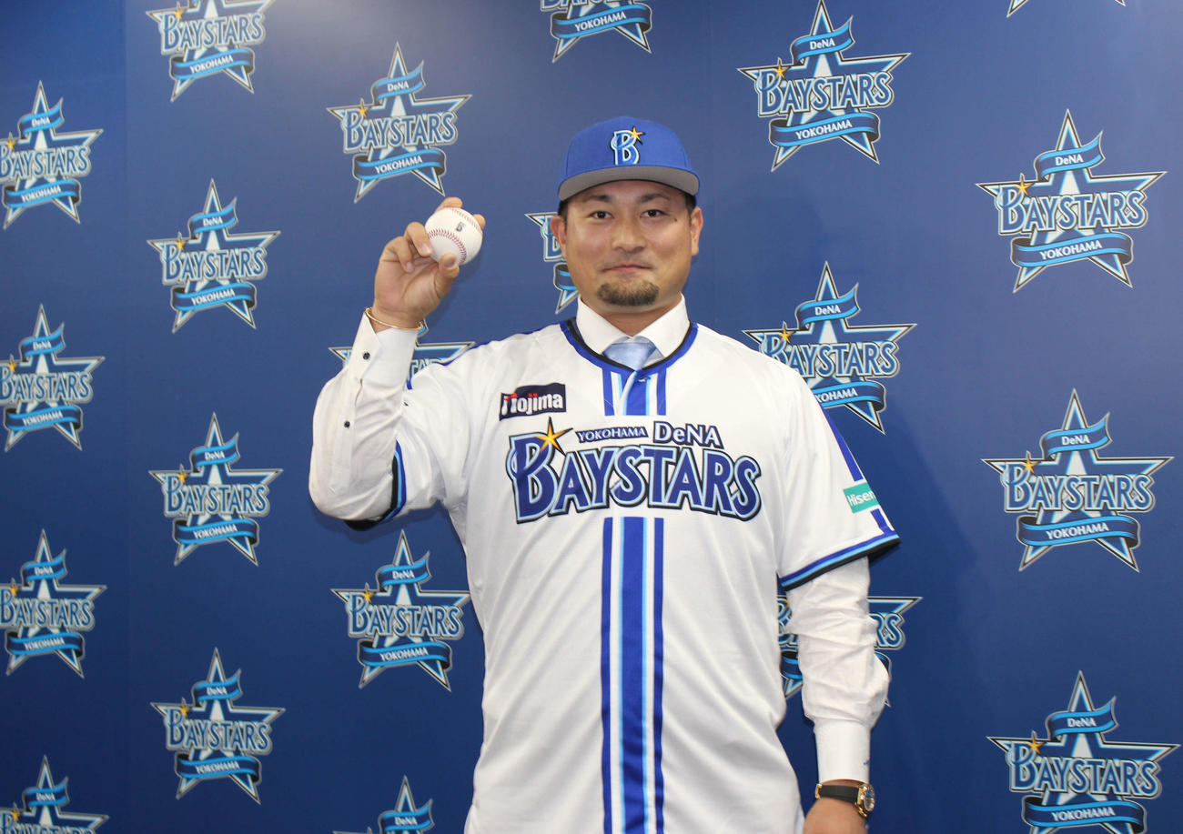 球団事務所で入団会見に臨んだDeNA森唯（撮影・久保賢吾）