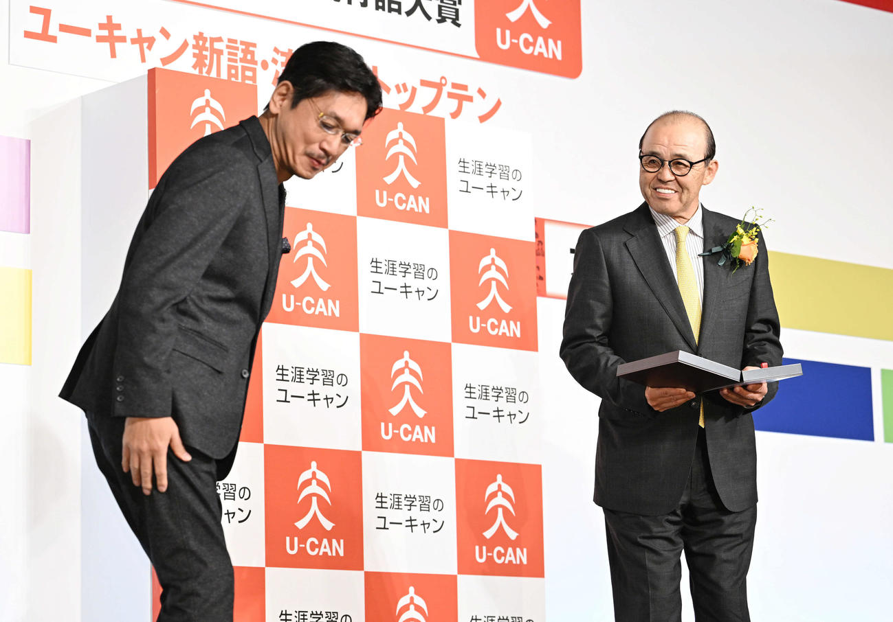 2023ユーキャン新語・流行語大賞発表・表彰式で選考委員のやくみつる氏（左）から記念の盾を受け取った阪神岡田監督（撮影・滝沢徹郎）