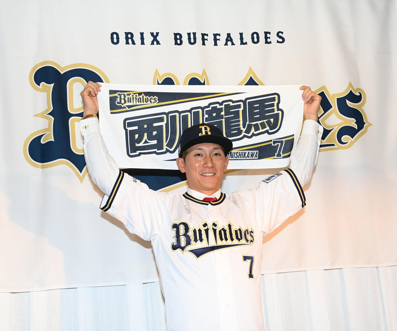 オリックスへの入団会見を行い、応援タオルを広げる西川（撮影・和賀正仁）