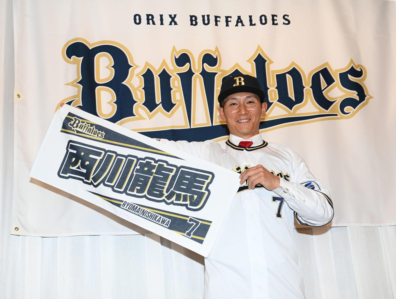 オリックスへの入団会見を行い、応援タオルを広げる西川（撮影・和賀正仁）