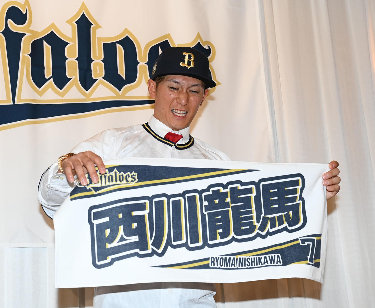 オリックスへの入団会見を行い、カメラマンの要求に疲れた表情を見せる西川（撮影・和賀正仁）