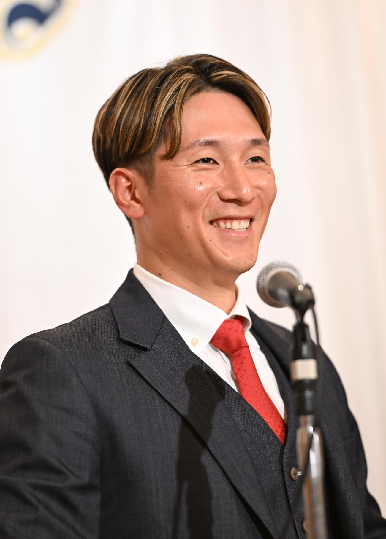 笑顔でオリックスへの入団会見を行う西川（撮影・和賀正仁）