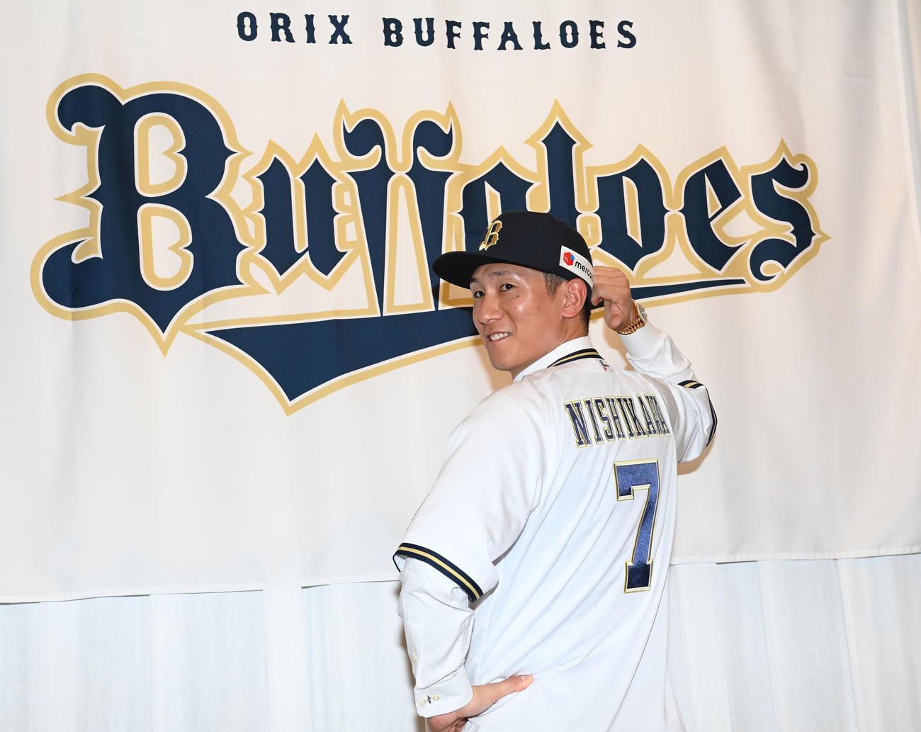 オリックスへの入団会見を行い、背番号「7」を披露する西川（撮影・和賀正仁）