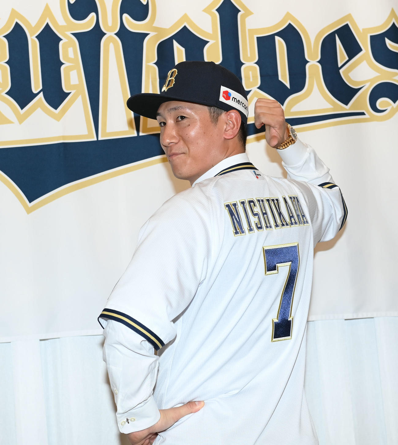 オリックスへの入団会見を行い、背番号「7」を披露する西川（撮影・和賀正仁）