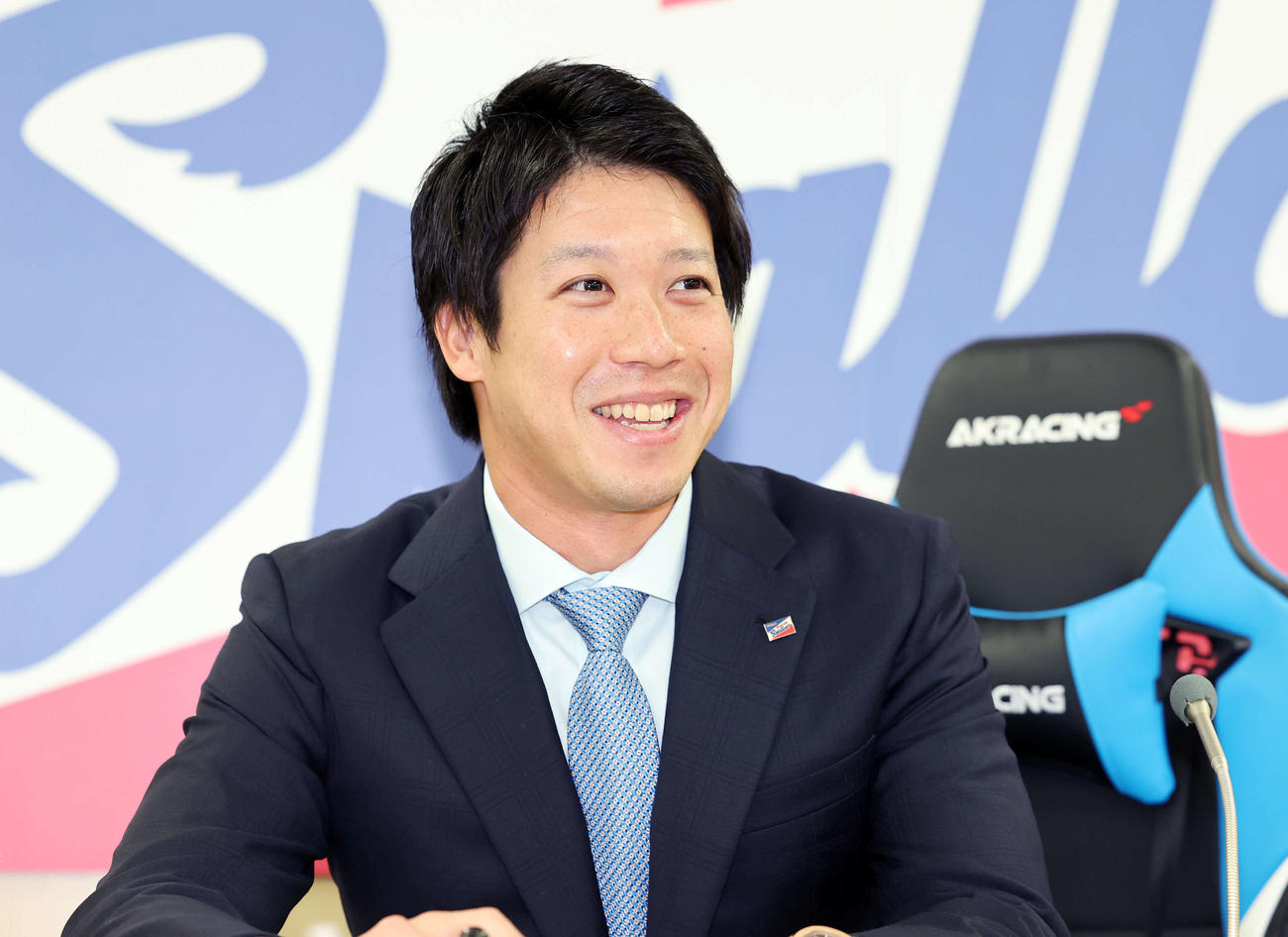 契約更改を終え会見場で笑顔を見せるヤクルト山田（撮影・鈴木正人）