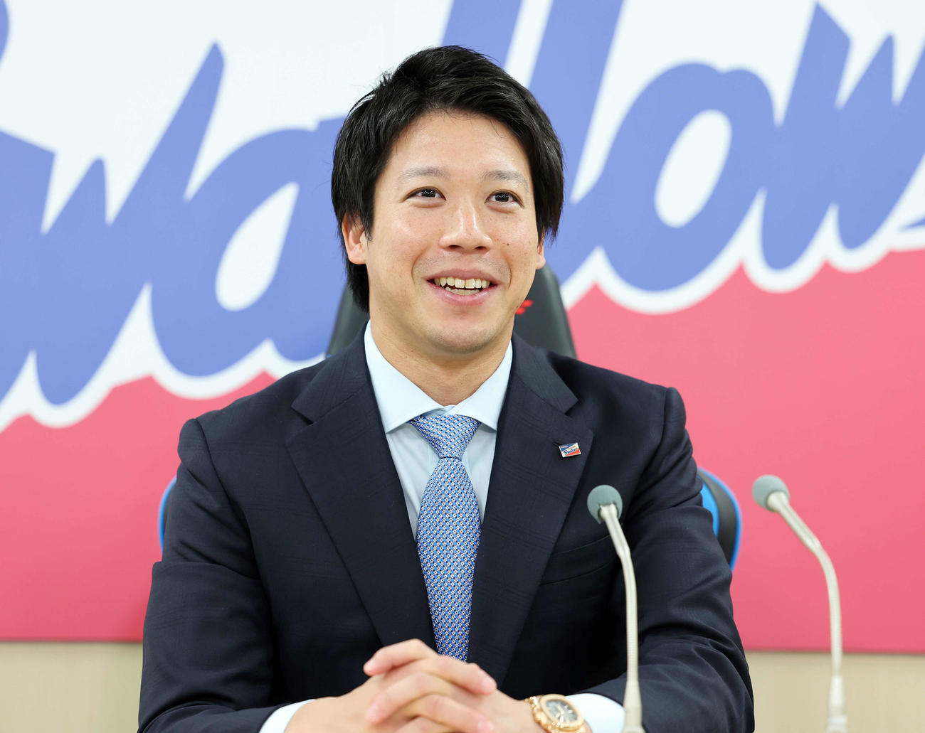 契約更改を終え会見場で笑顔を見せるヤクルト山田（撮影・鈴木正人）