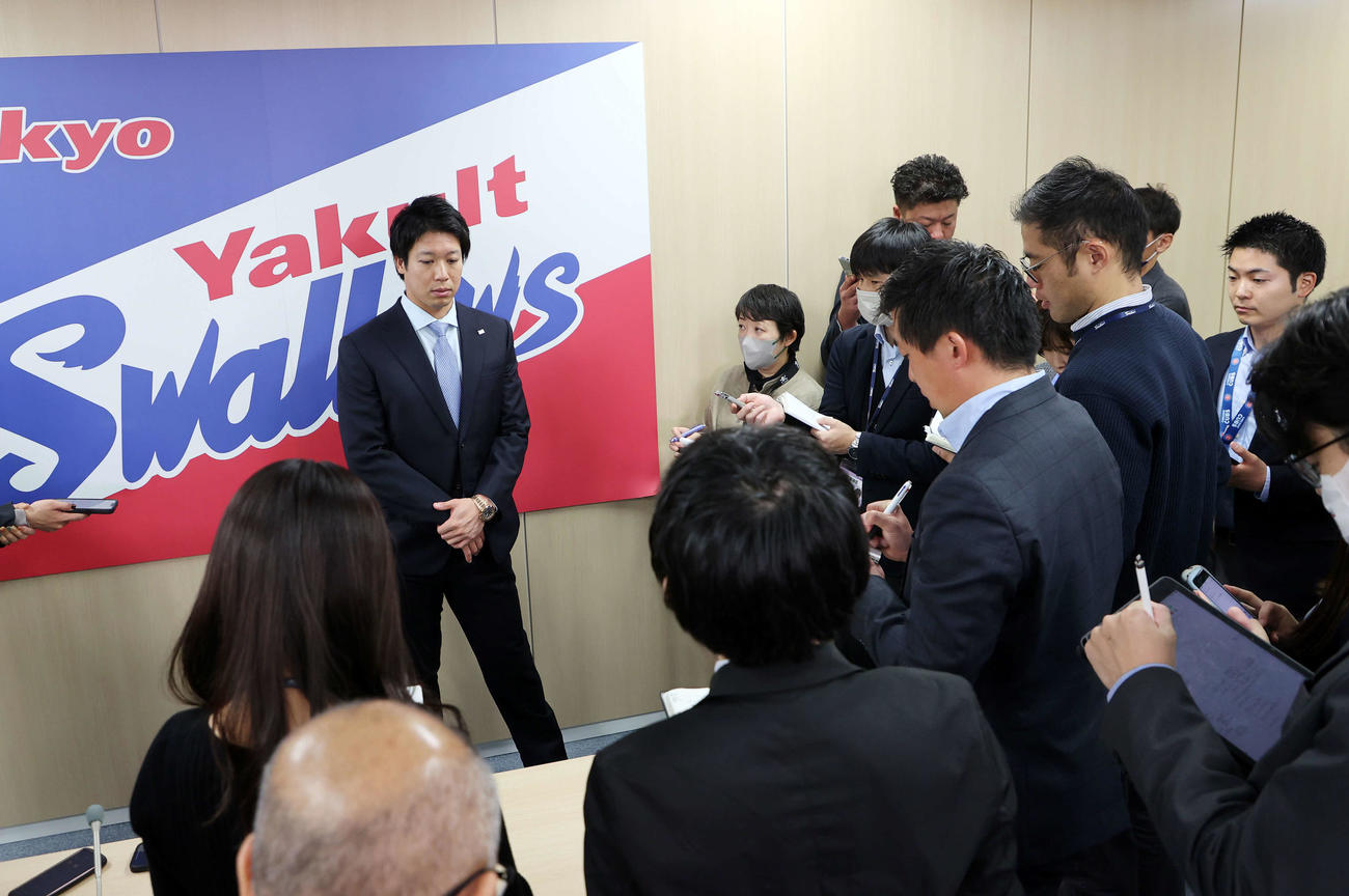 報道陣の質問に答えるヤクルト山田（左後方）（撮影・鈴木正人）