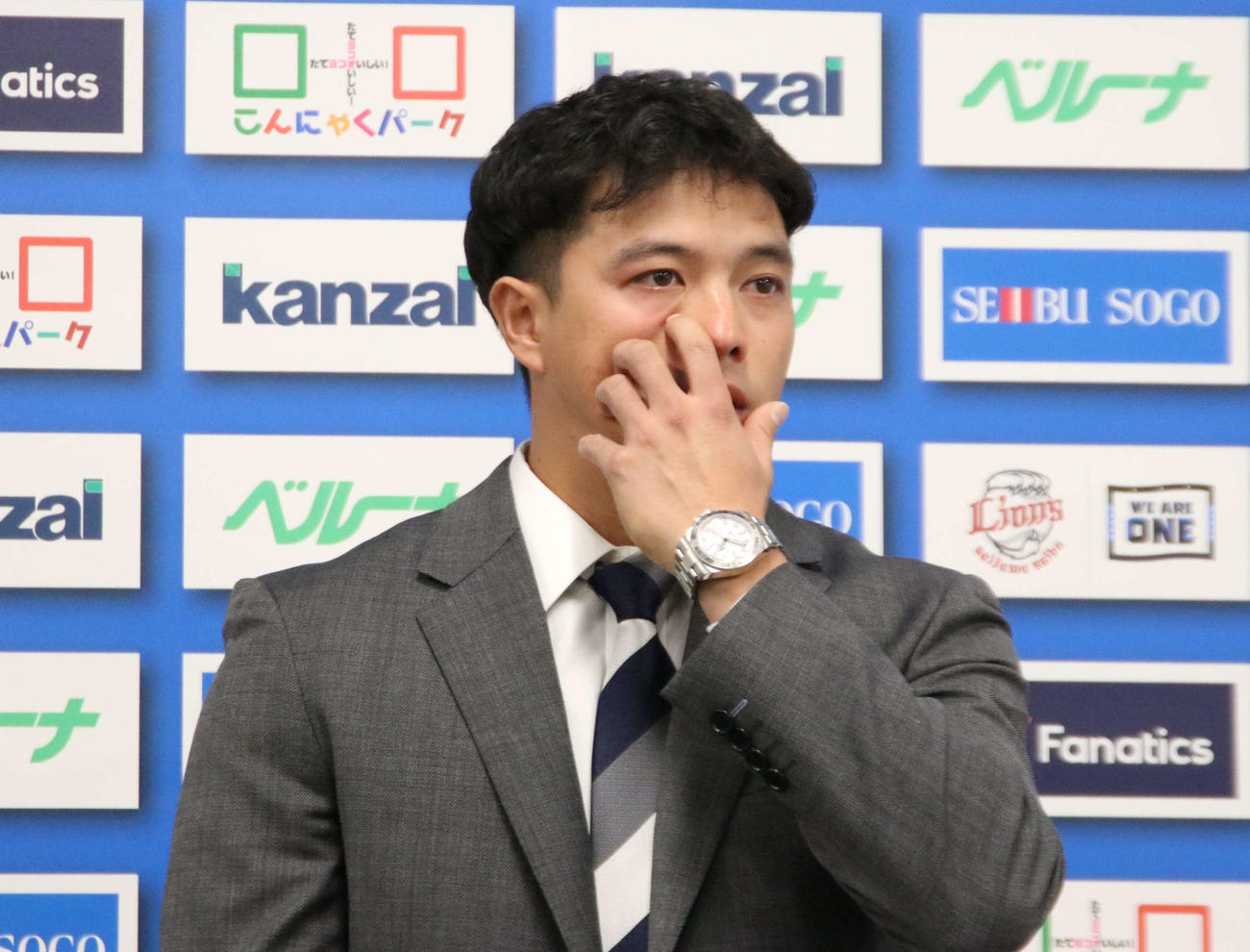 退団を発表し、会見で目を潤ませる西武呉念庭（撮影・山崎純一）