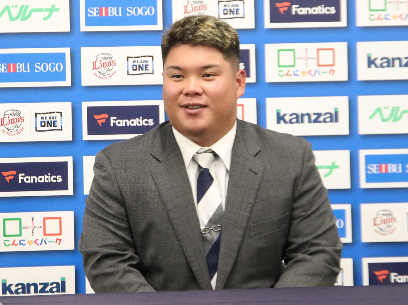 契約更改を終え会見を行う西武渡部（撮影・山崎純一）