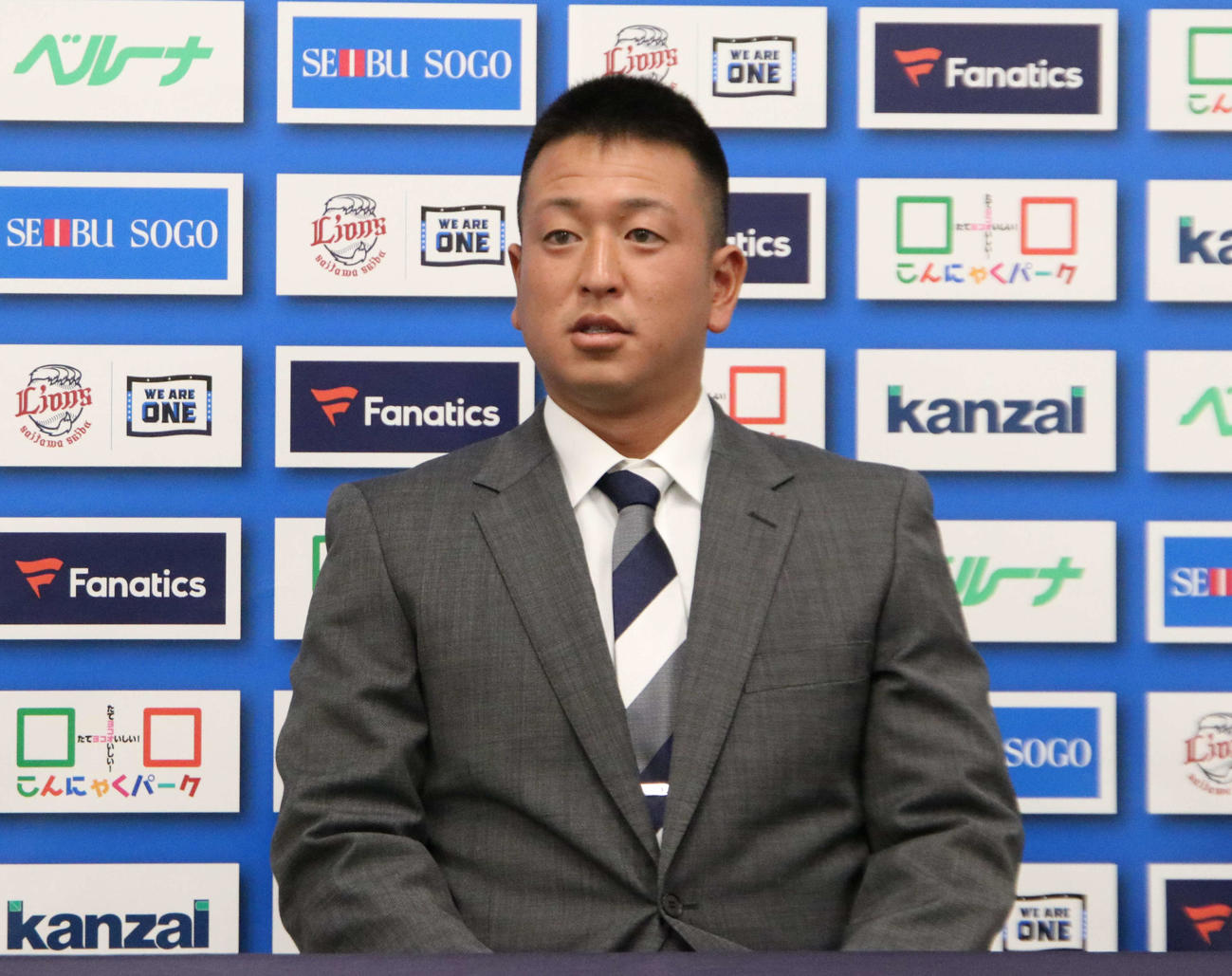 契約更改を終え会見を行う西武宮川（撮影・山崎純一）