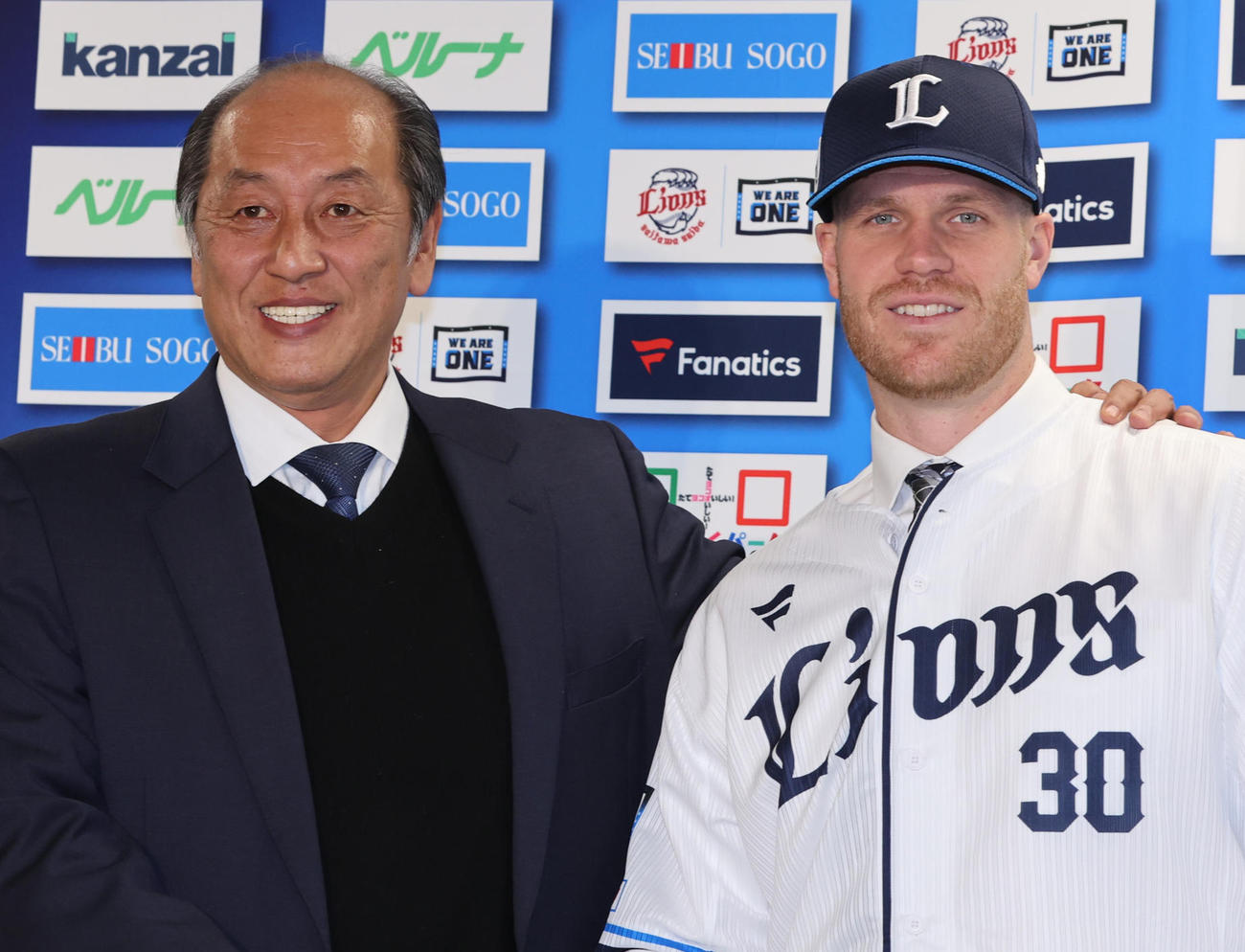 西武渡辺久信GM（左）マキノン（2023年2月撮影）