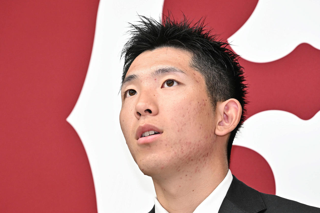 契約更改を終え会見する巨人戸郷（撮影・滝沢徹郎）