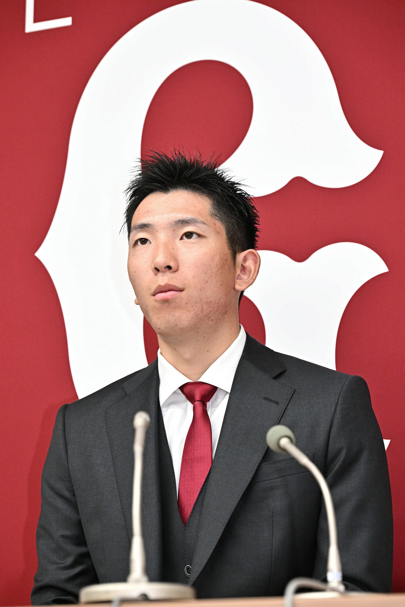 契約更改を終え会見する巨人戸郷（撮影・滝沢徹郎）