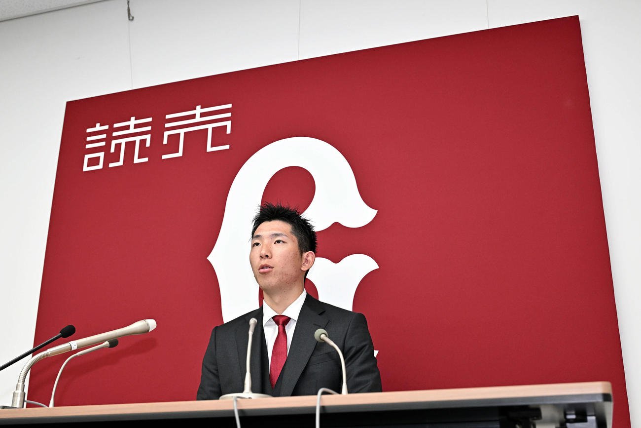 契約更改を終え会見する巨人戸郷（撮影・滝沢徹郎）