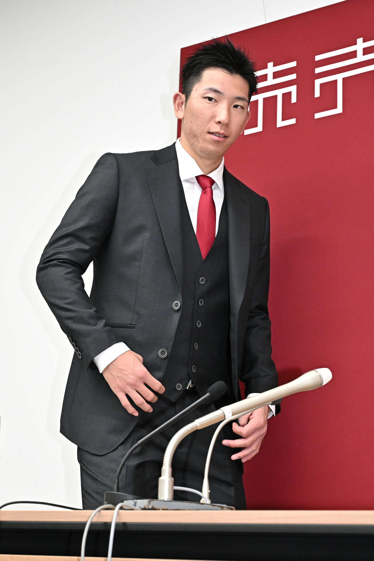 契約更改を終え会見に臨む巨人戸郷（撮影・滝沢徹郎）