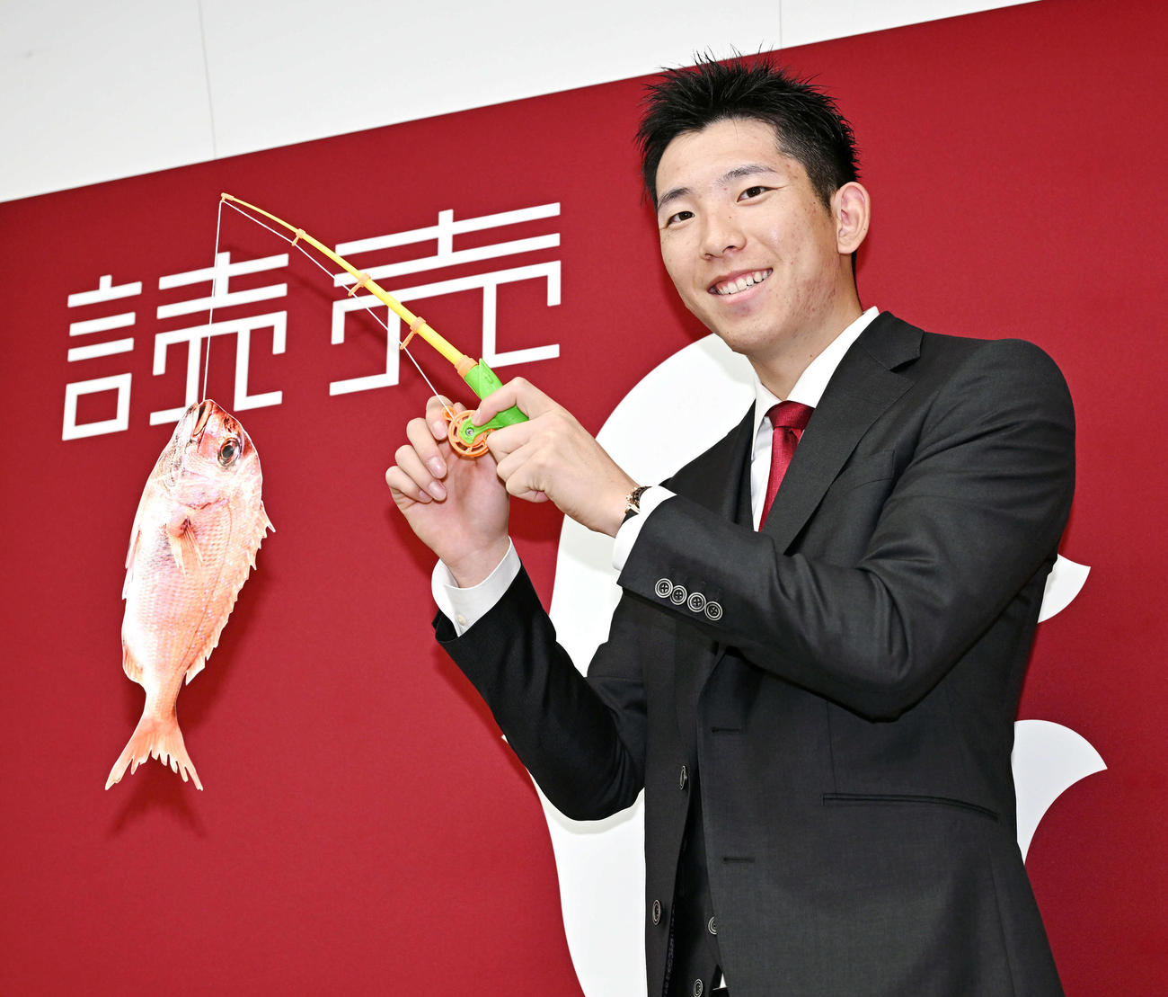 契約更改を終え、来シーズンのタイトルを狙う巨人戸郷はタイを捕る（撮影・滝沢徹郎）