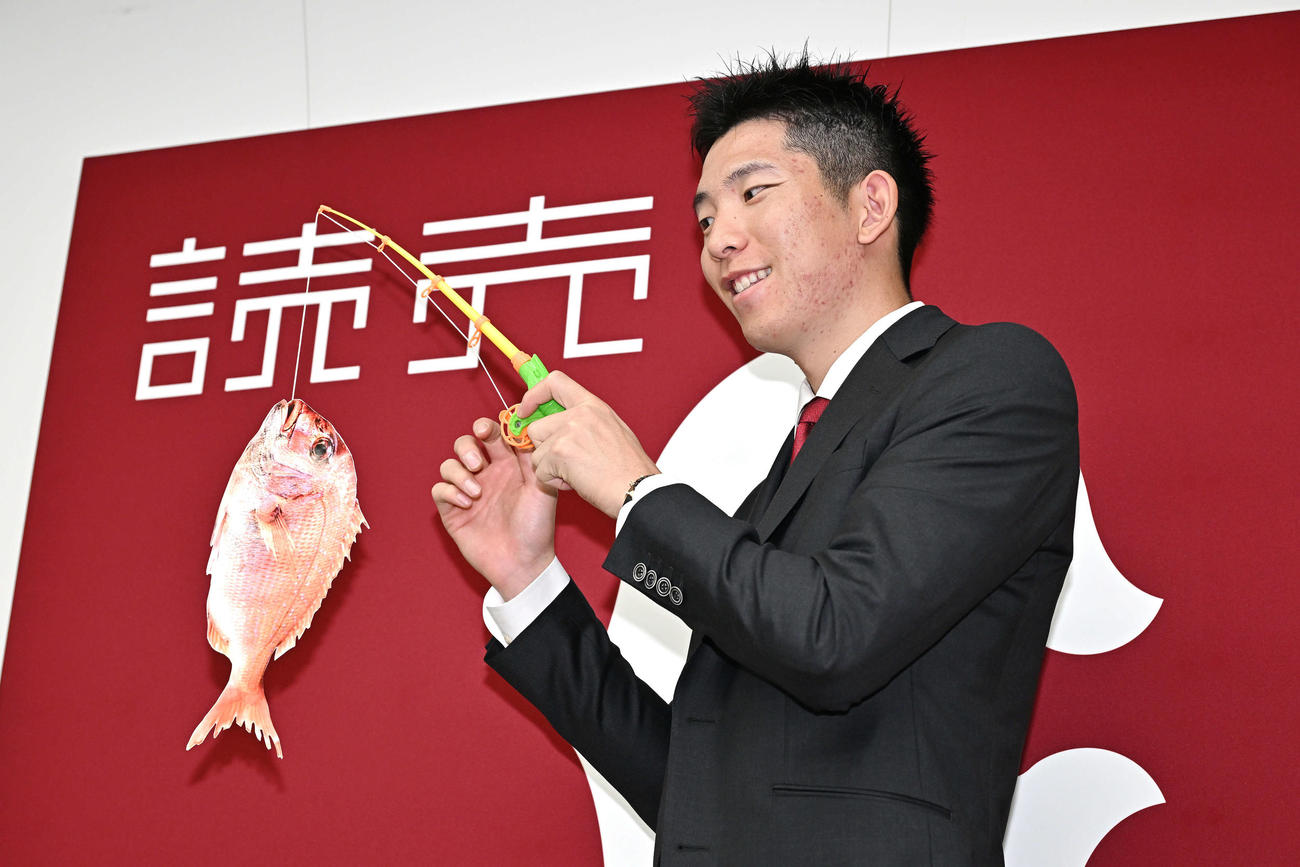 契約更改を終え、来シーズンのタイトルを狙う巨人戸郷はタイを捕る（撮影・滝沢徹郎）