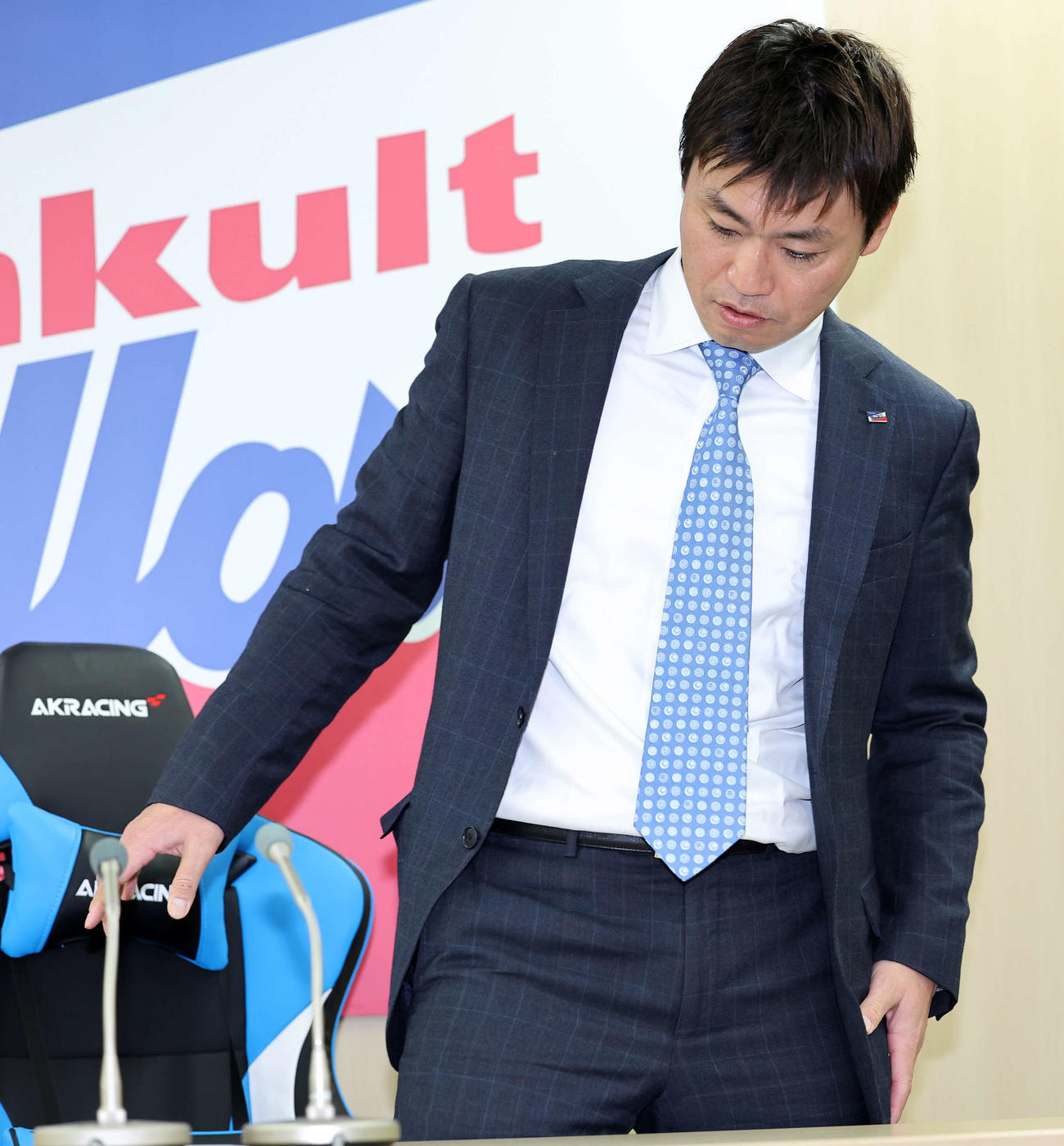 契約更改を終え会見場に入るヤクルト青木（撮影・鈴木正人）