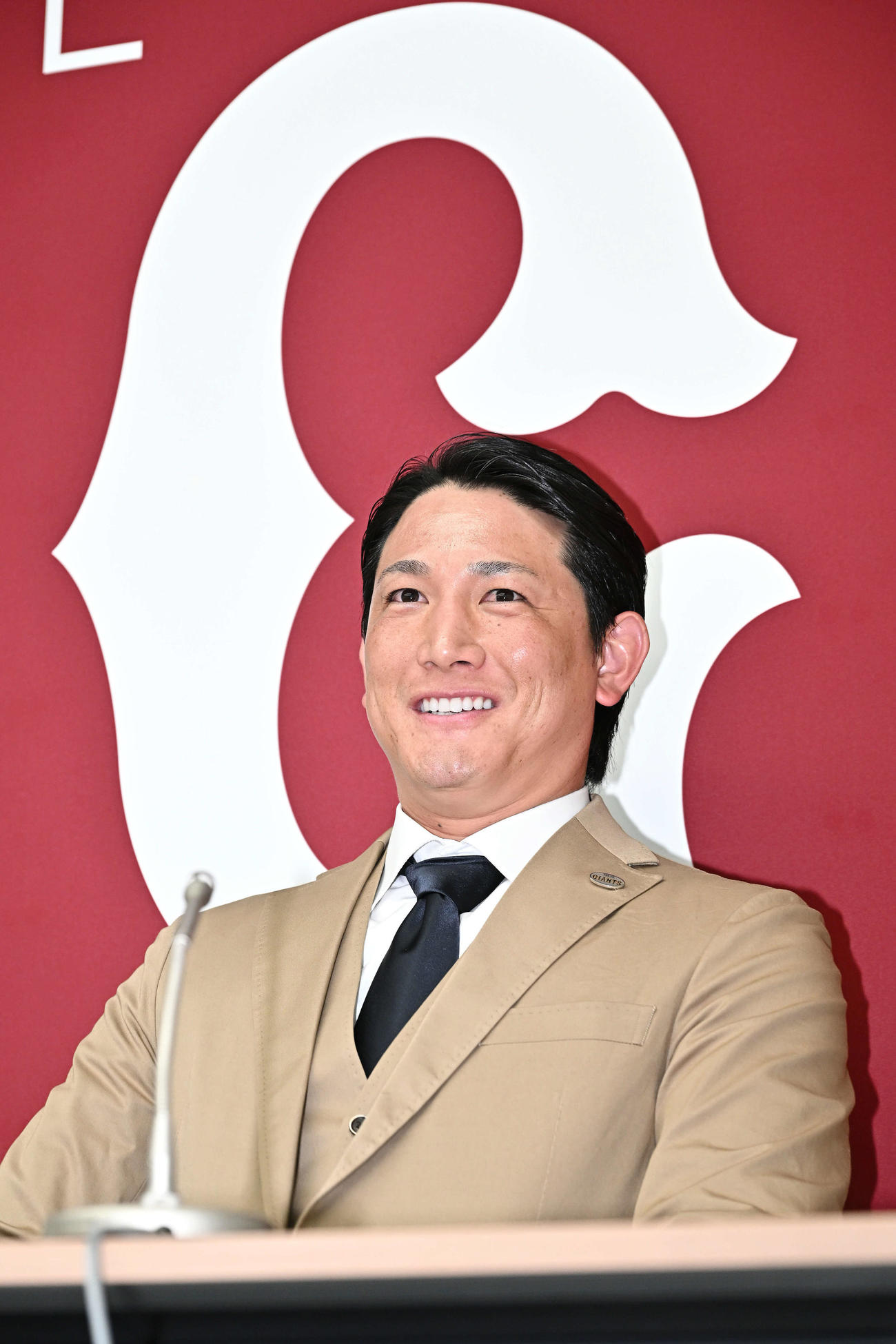 契約更改を終え会見する巨人小林（撮影・滝沢徹郎）