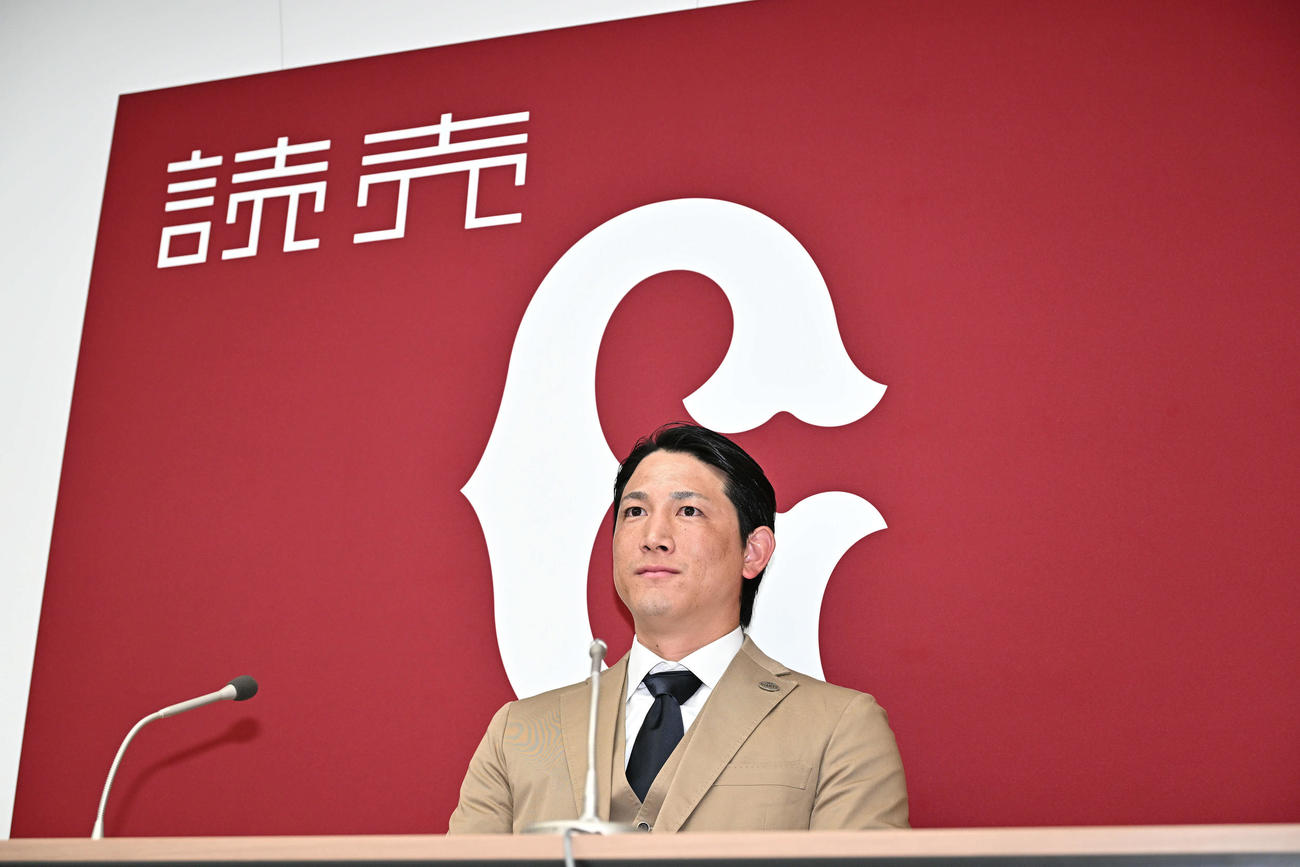 契約更改を終え会見する巨人小林（撮影・滝沢徹郎）