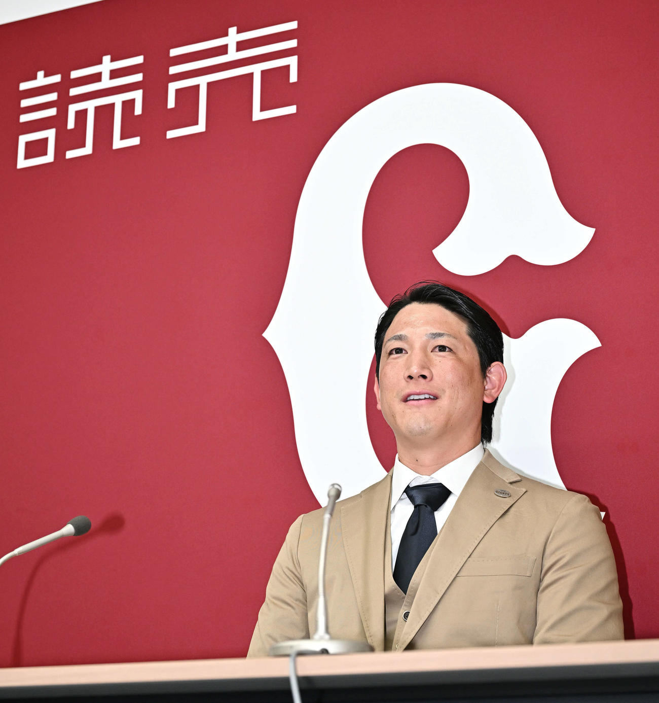 契約更改を終え会見する巨人小林（撮影・滝沢徹郎）