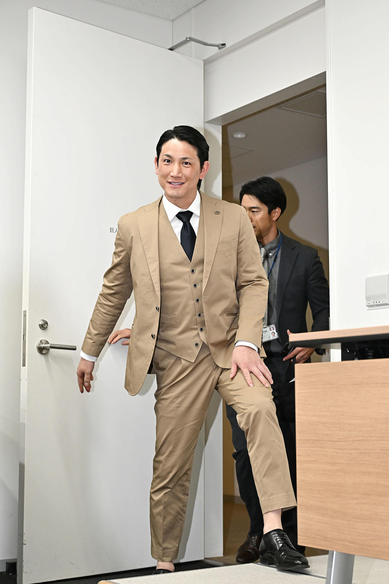 契約更改を終え会見に臨む巨人小林（撮影・滝沢徹郎）
