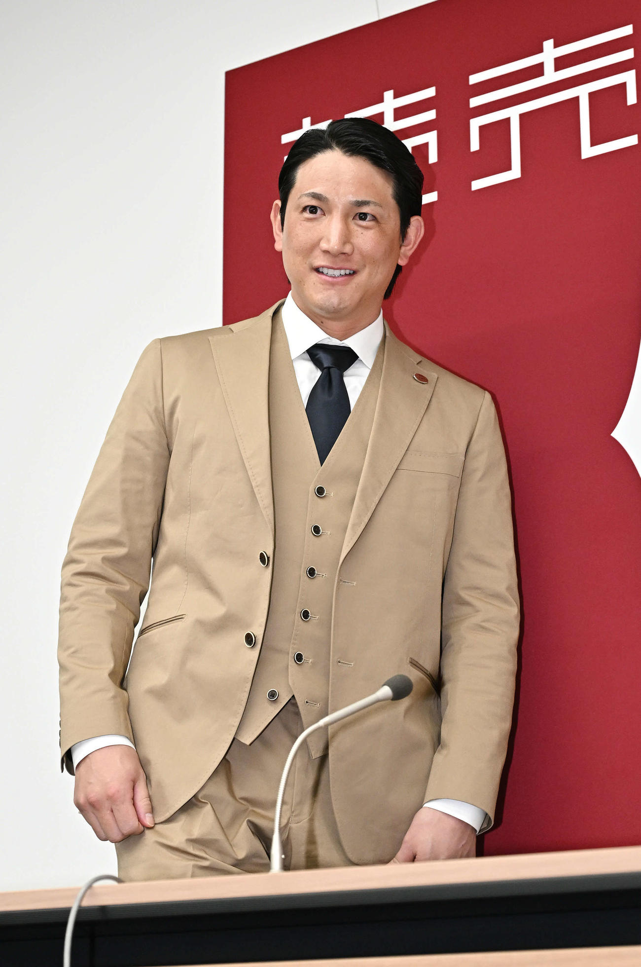 契約更改を終え会見に臨む巨人小林（撮影・滝沢徹郎）