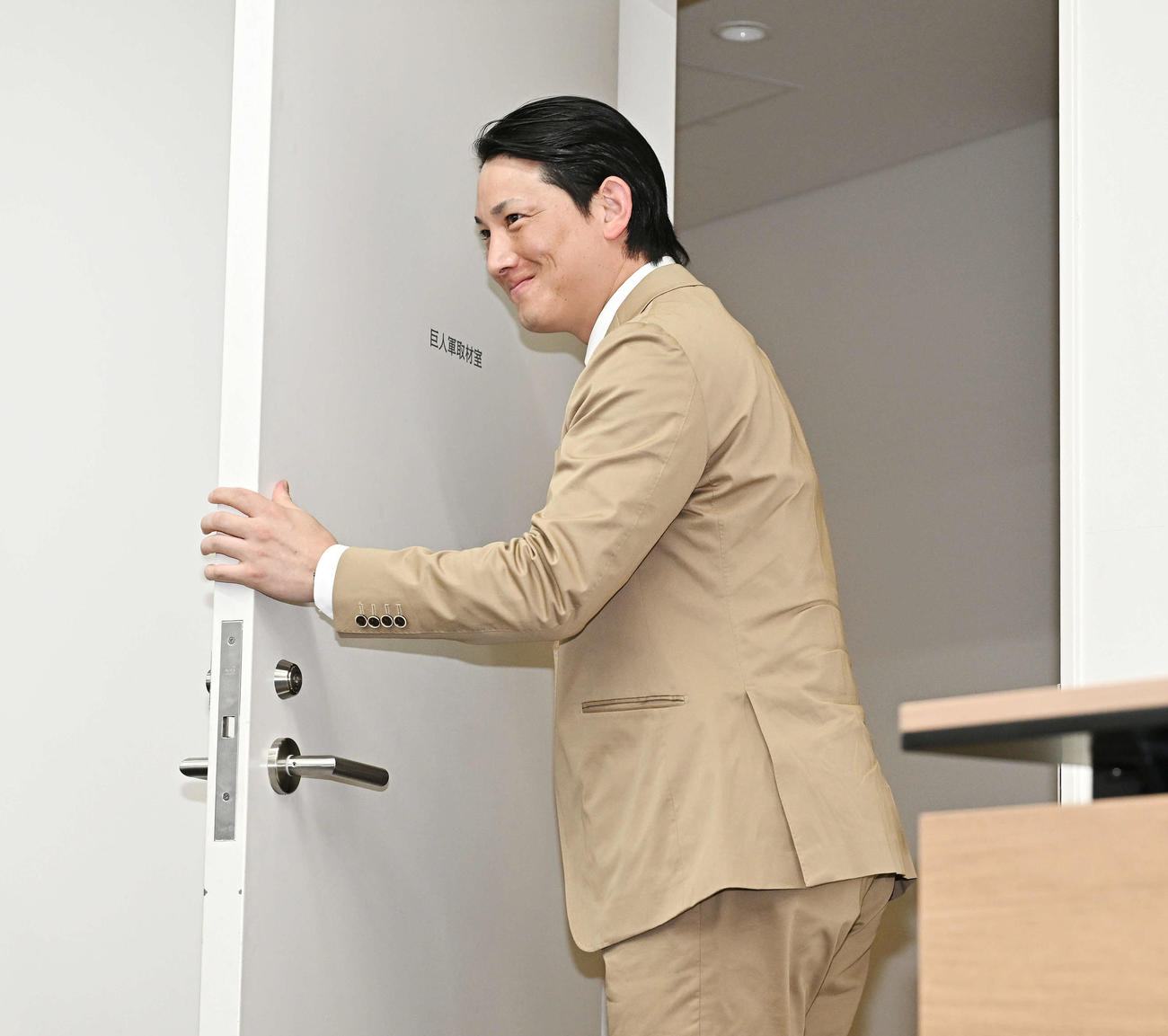 契約更改後の会見を終え会場を去る巨人小林（撮影・滝沢徹郎）