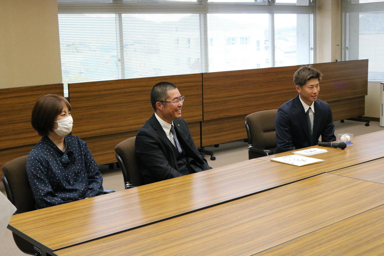 オリックス曽谷龍平投手の斑鳩町表敬訪問に同席する父博一さんと母香織さん（撮影・林亮佑）＝2023年12月1日、斑鳩町役場