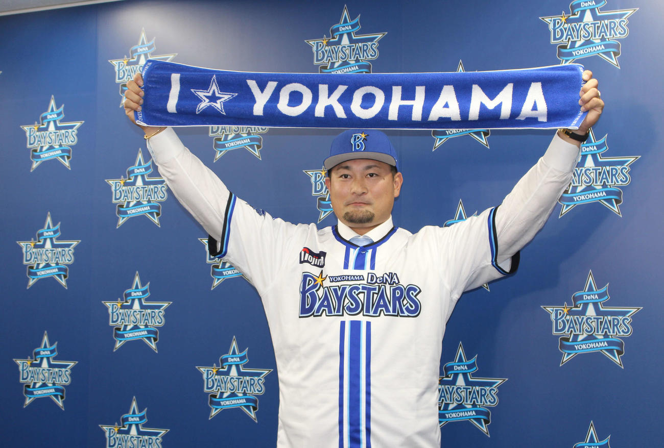 球団事務所で入団会見に臨んだDeNA森唯（撮影・久保賢吾）