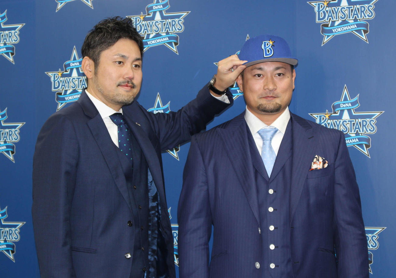 球団事務所で入団会見に臨み、帽子をかぶるDeNA森唯（撮影・久保賢吾）