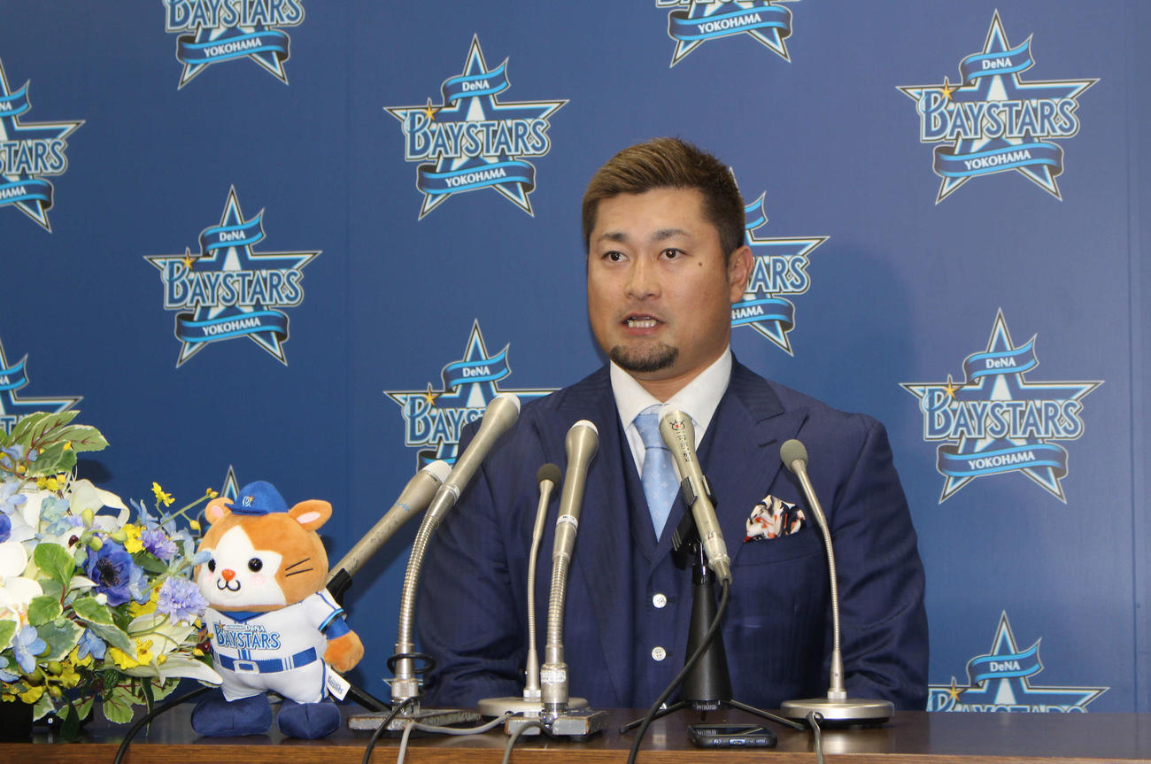 球団事務所で入団会見に臨んだDeNA森唯（撮影・久保賢吾）