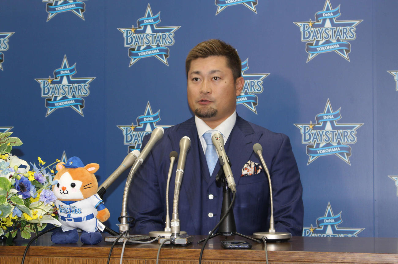 球団事務所で入団会見に臨んだDeNA森唯（撮影・久保賢吾）