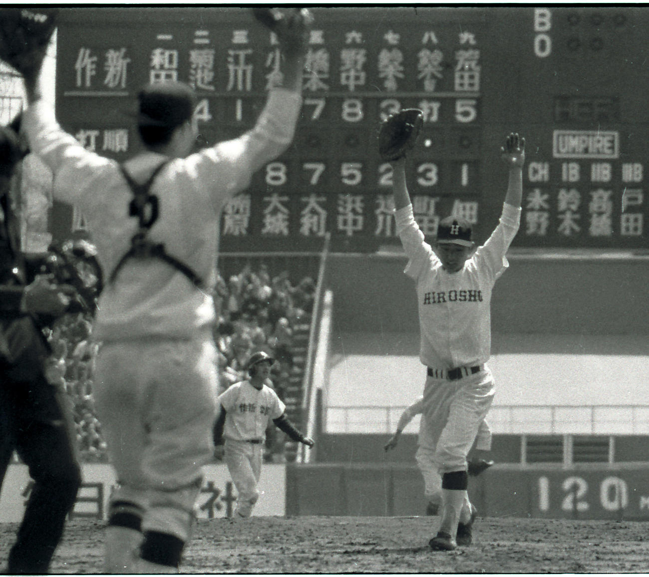 73年4月、夏の甲子園で決勝進出を決め喜ぶ広島商・佃正樹（右）と達川光男