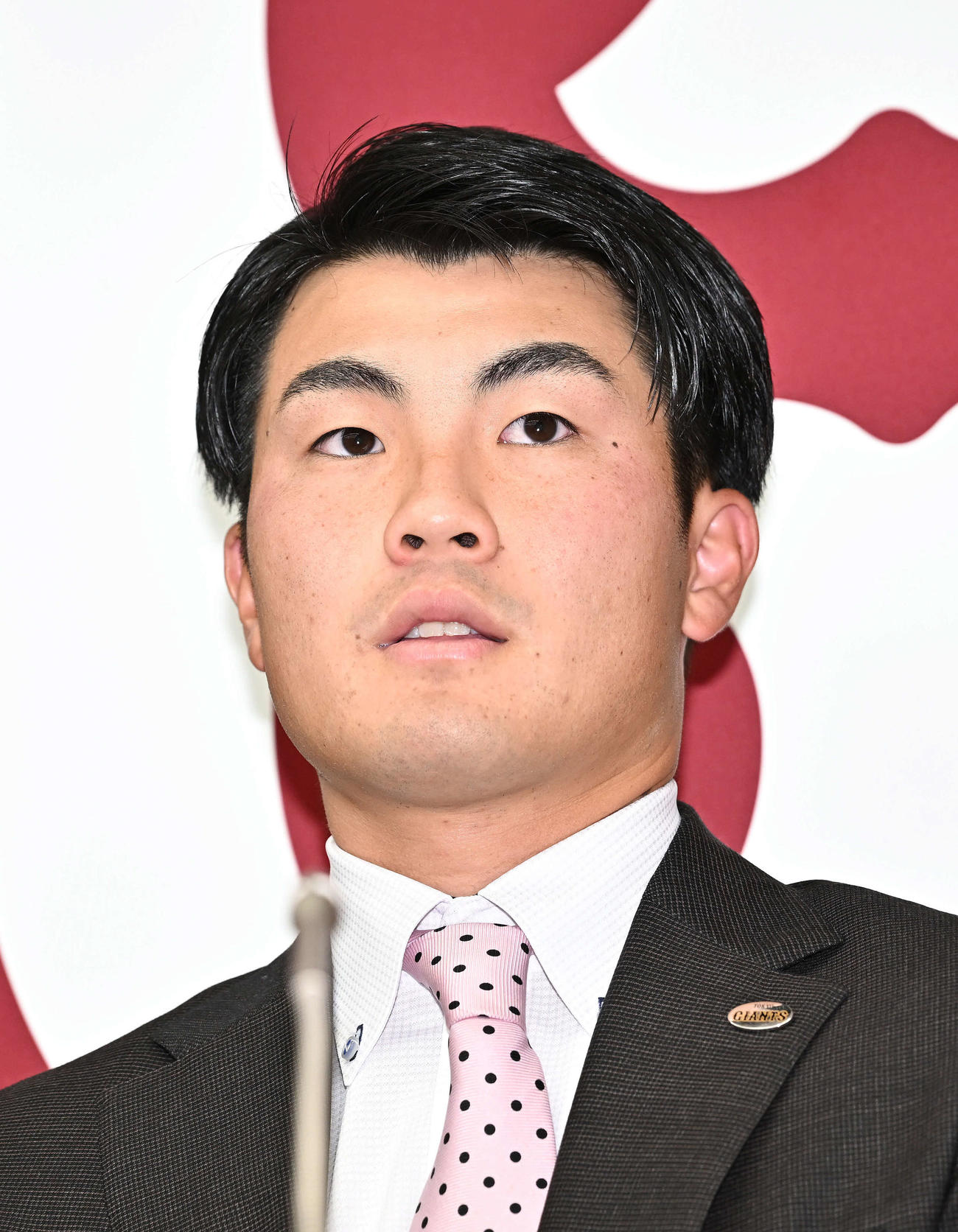 契約更改を終え会見する巨人菊地（撮影・滝沢徹郎）