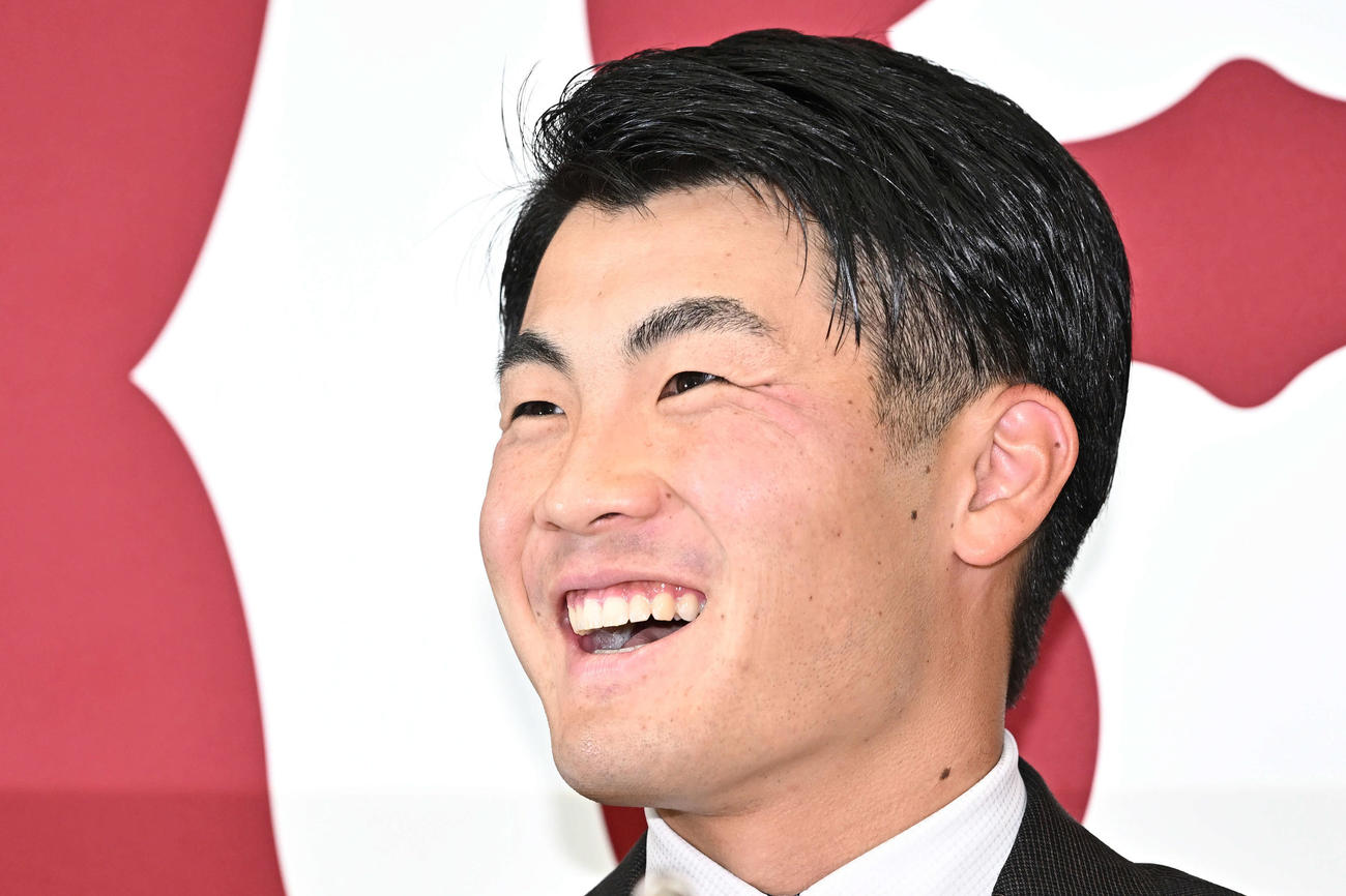 契約更改を終え笑顔で会見する巨人菊地（撮影・滝沢徹郎）