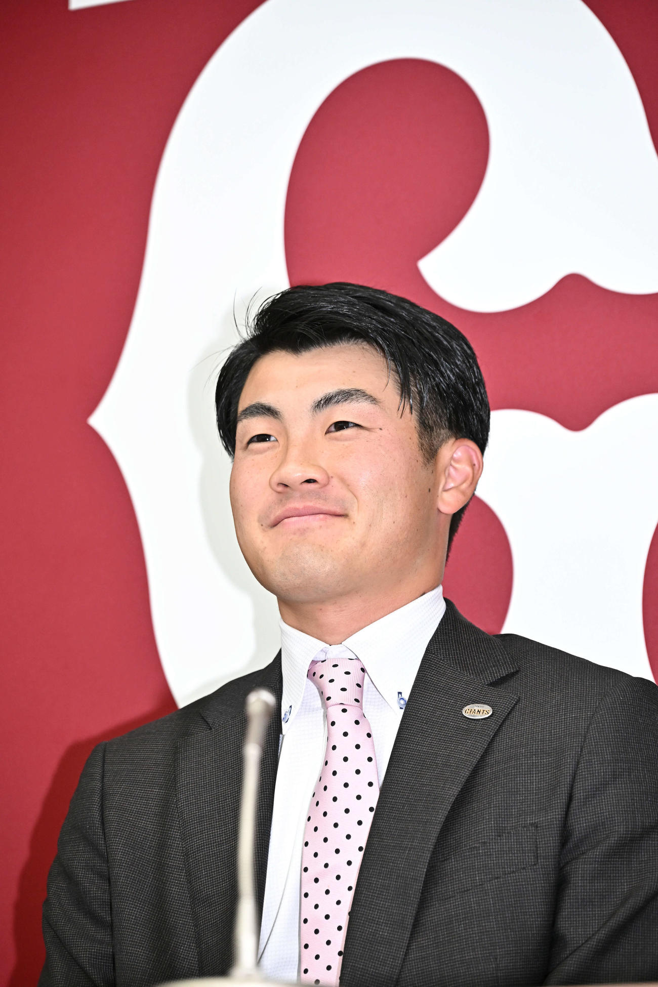 契約更改を終え笑顔で会見する巨人菊地（撮影・滝沢徹郎）